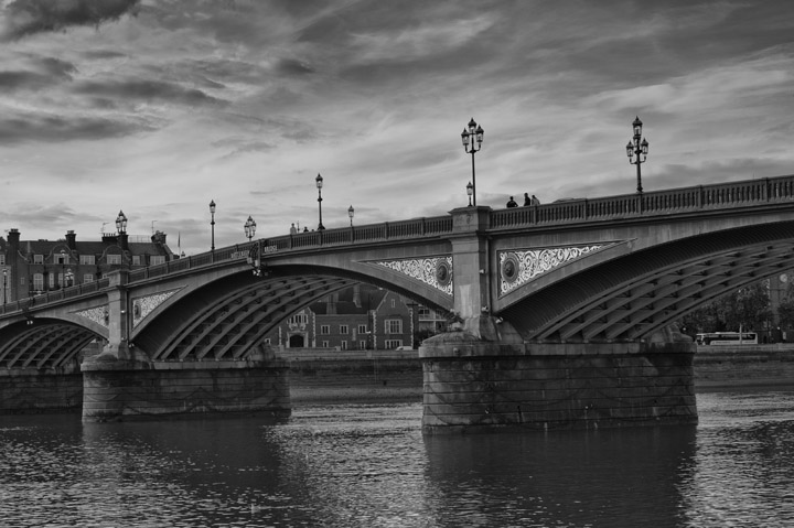  Black and white photo of Battersea Bridge