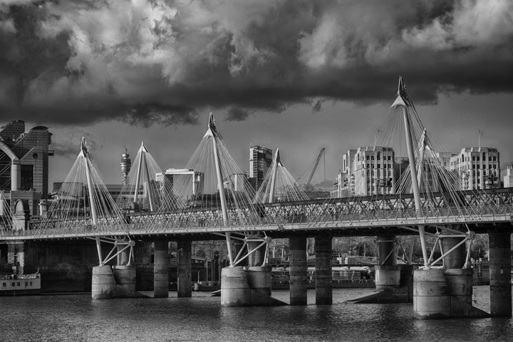  Black and white photo of Hungerford Railway Bridge