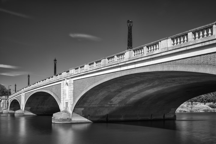  Black and white photo of Hampton Court Bridge
