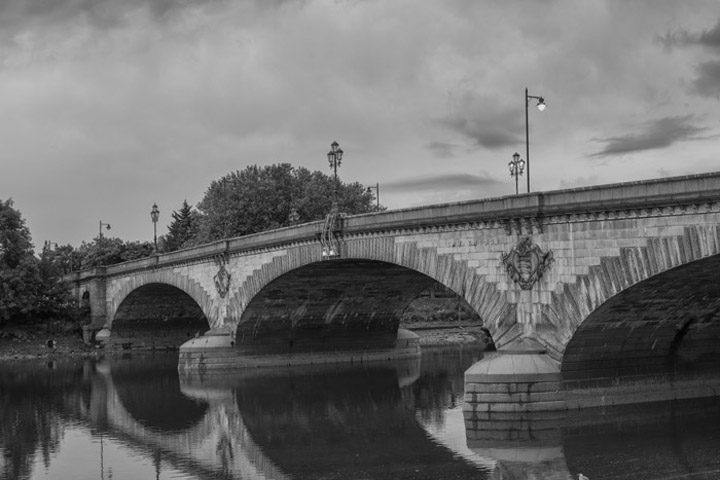  Black and white photo of Kew Bridge