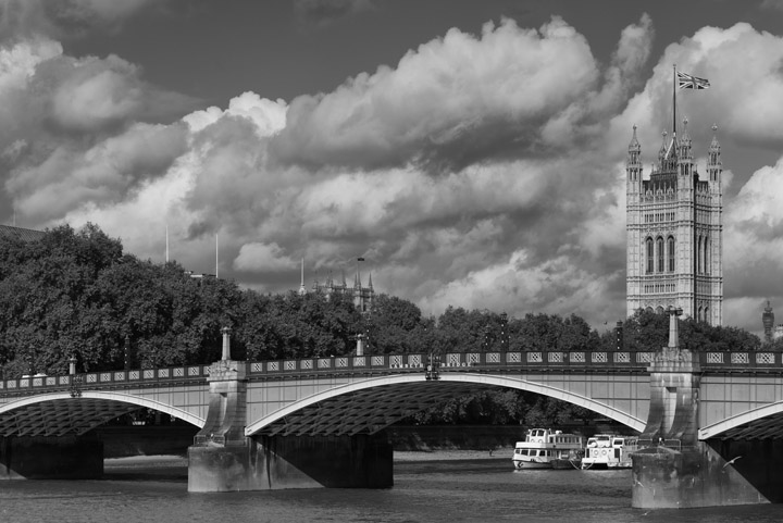  Black and white photo of Lambeth Bridge