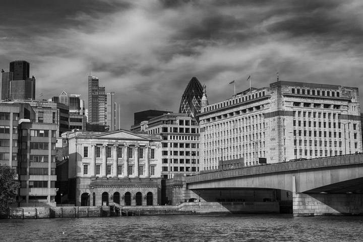  Black and white photo of London Bridge