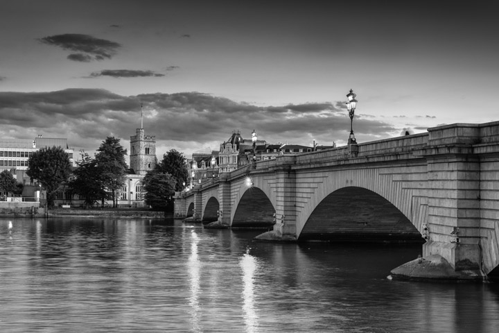  Black and white photo of Putney Bridge