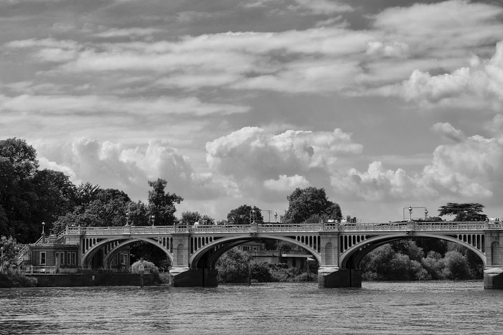  Black and white photo of Richmond Lock Footbridge
