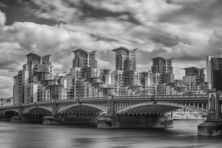  Black and white photo of Vauxhall Bridge