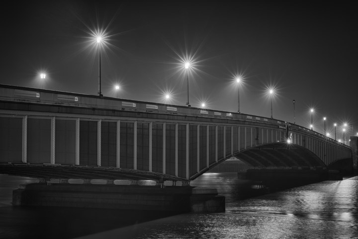  Black and white photo of Wandsworth Bridge