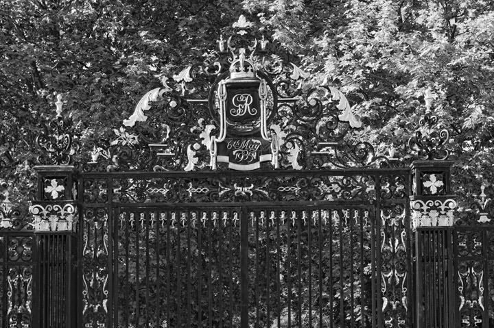 Photograph of Gates -  Regents Park 2