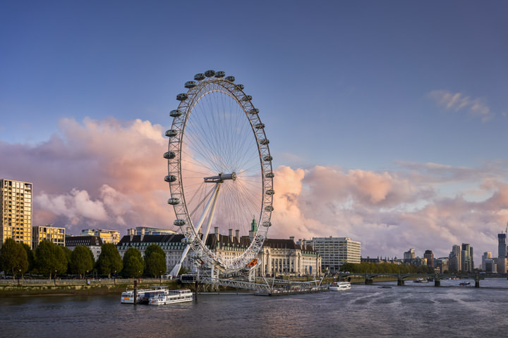 The London Eye at dusk in front of pink clouds