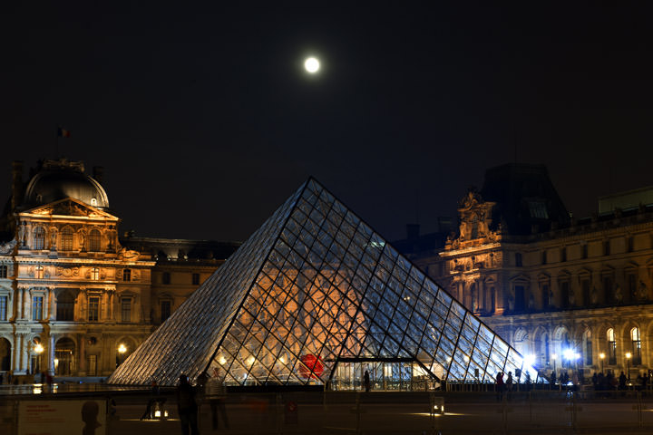 Photograph of Pyramid La Louvre 6