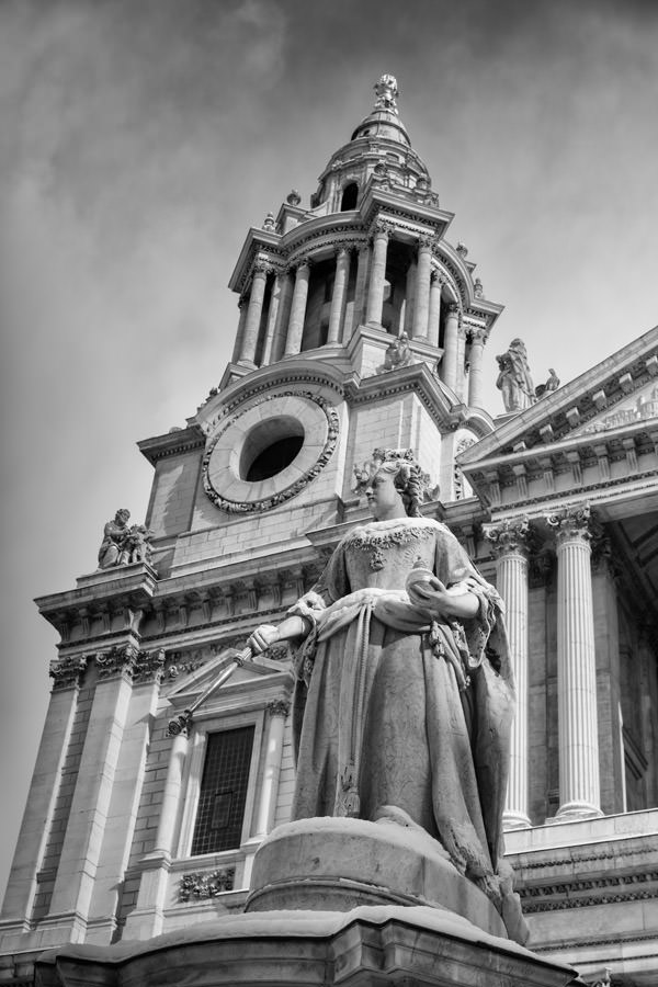 Vertical image of Queen Anne Statue 4 St Pauls in black and white