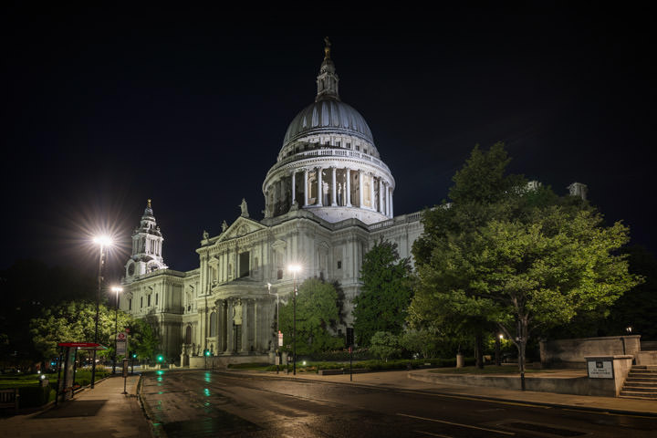 St Pauls Cathedral 54 from street at night