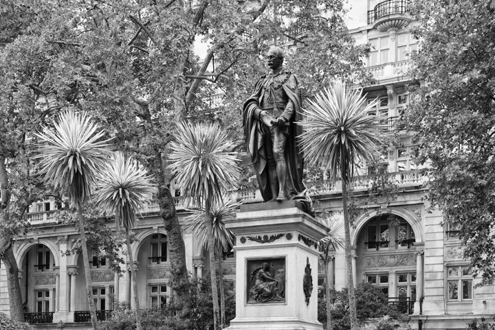 Photograph of Statue Victoria Embankment 3