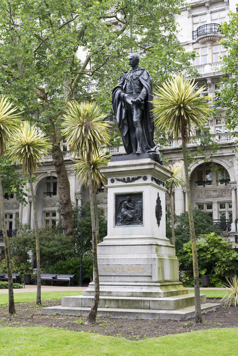 Photograph of Statue Victoria Embankment 4