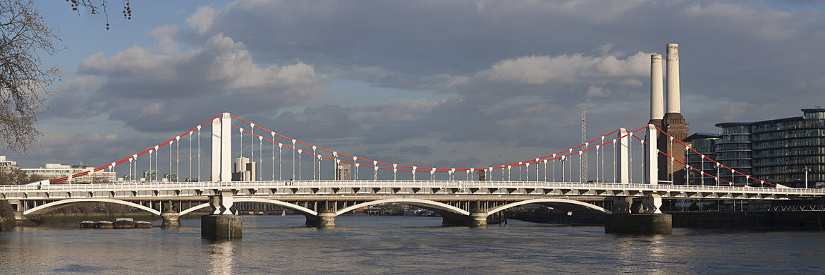 Panoramic photograph of Chelsea Bridge