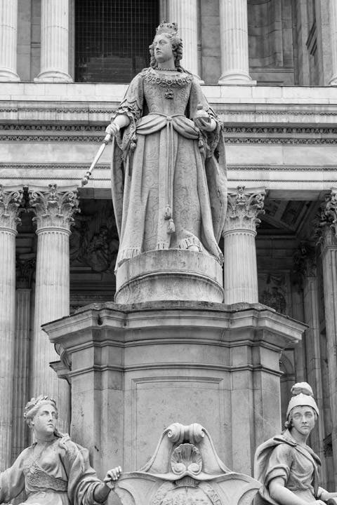 Close up of Queen Anne Statue - St Pauls in black and white