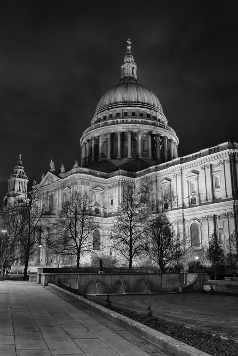 Street scene of St Pauls Cathedral 47 in black and white