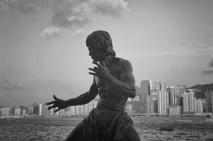 Statue Bruce Lee Hong Kong in black and white