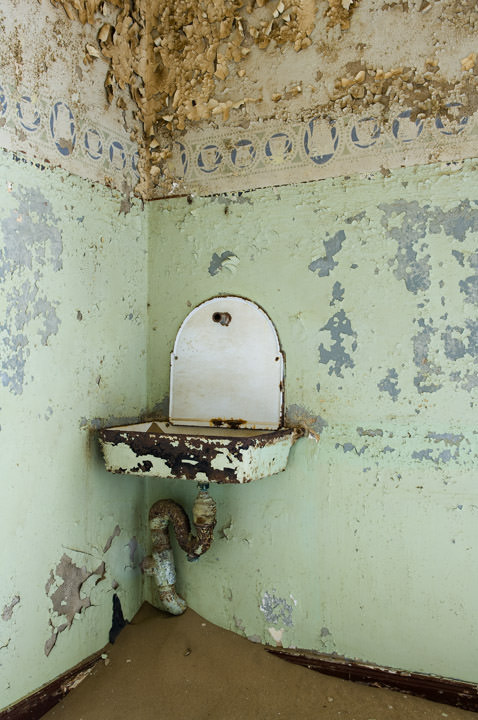 The old bathroom Kolmanskoppe - Namibia